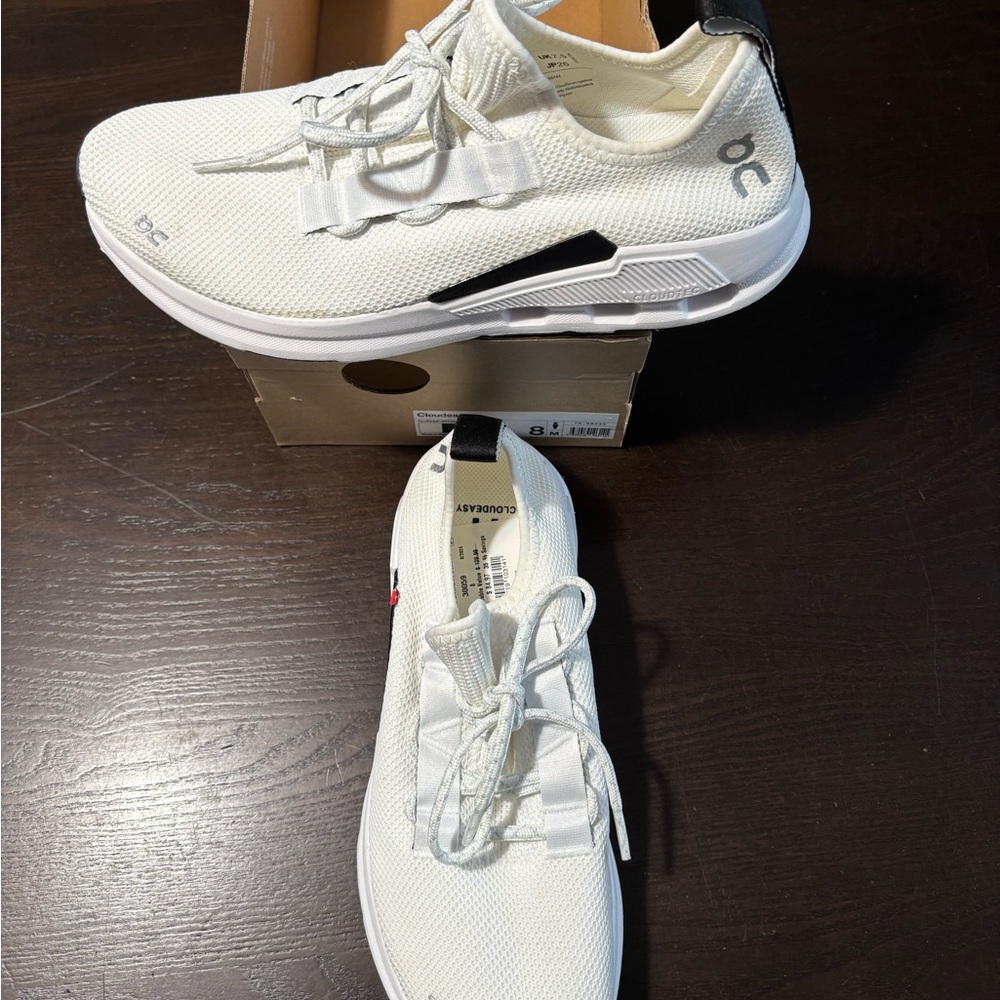 NWT Brand New White with Black Trim Men’s OnCloud Cloudeasy sneakers Size 8